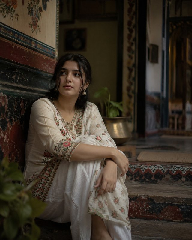 Ultra Realistic Vintage Indian Portrait Girl | Cinematic Editorial Photography Prompt — indian-girl AI prompt