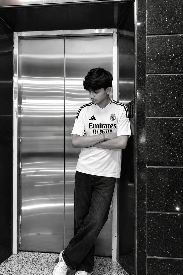 Black and White Football Portrait – ChatGPT AI Prompt